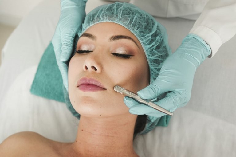 Procedimiento de dermaplaning clínico