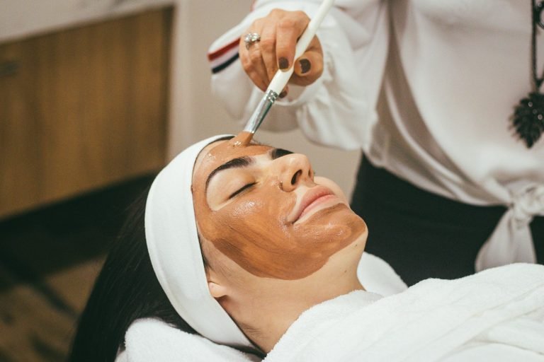 Aplicación de mascarilla facial en cabina